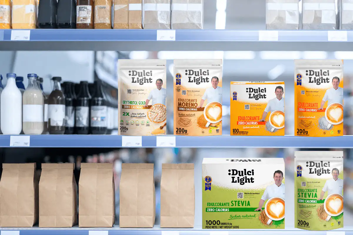 Edulcorantes industrial en estantería de supermercado, línea retail directa de fábrica