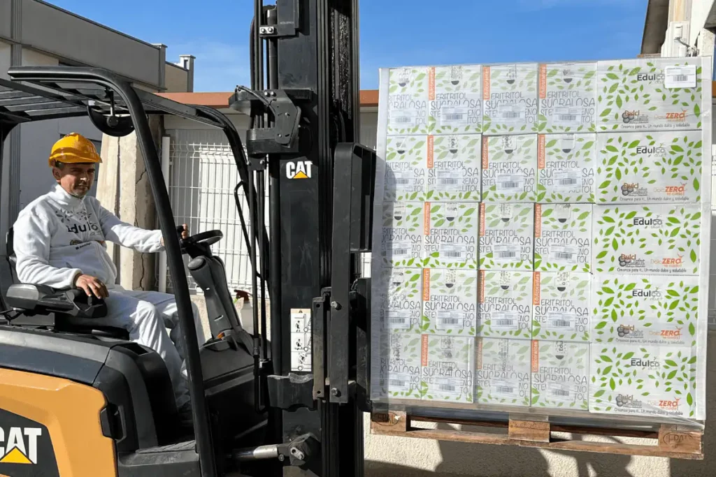 Montacargas transportando palets de cajas de edulcorantes industriales Edulcodiet.