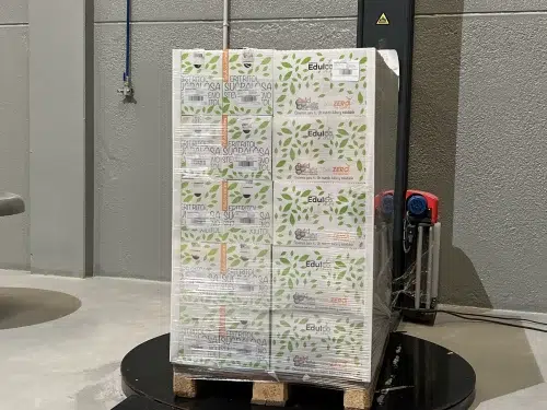 Palet de cajas de Dulcilight en fábrica de edulcorante industrial, listo para distribución mayorista de edulcorantes.