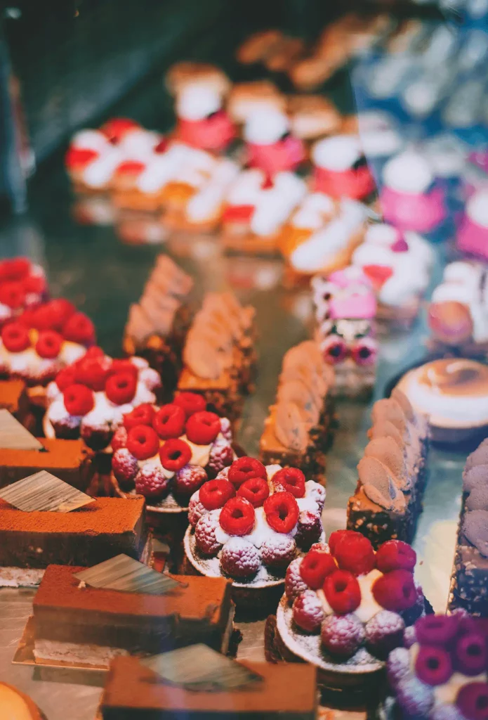Pastelería con repostería elaborada con edulcorante industrial suministrado por mayorista de edulcorantes